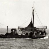 ingezonden door Alina van Putten - In 1943 is het schip gevorderd door de Duitse Wehrmacht en in 1946 weer teruggevorderd. daarna nog gevist onder verschillende visserijnrs. DZ 1, DZ 14, TM 25