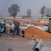 ingezonden door Frank Joling - Jan Oebele van der Werff past nieuwe zijkant roef op het Buitenstvallaat, 1986
