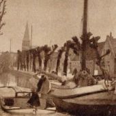afkomstig van het Fries Scheepvaartmuseum - Het skûtsje 'Hoop op Welvaart' afgemeerd aan de kade in Balk. De jongen bij de mast (tegen het watervat) is Jan Bakker, 1935