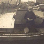 ingezonden door Theunis van der Meer - Sietse Reidinga achter het schip 'De Vrouwe Sjoerdje' van zijn vader Atze