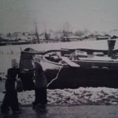 ingezonden door Rob Ligtenberg - Maaike Doppenberg en haar broer voor het skÃ»tsje van Rommert en Tsjirk van der Meer aan een winterse Snakkebuorren te Eastermar, +/- 1958