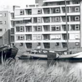 afomstig van Beeldbank HCL - Met de 'Nijverheid' ligt De Vries in het Van Harinxmakanaal t.h.v. de Nijlândsdyk/Beatrixstraat, 1970