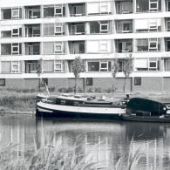 afkomstig van Beeldbank HCL - Met 'De Verandering' ligt Bosma in het Van Harinxmakanaal t.h.v. de Nijlândsdyk/Beatrixstraat, 1970