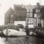 ingezonden door Henk Bleeker - Op de scheepswerf Göbel in Amsterdam wordt begin gemaakt van renovatie, daarna bij de Bok & Meijer opgebouwd, 1959