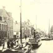 ingezonden door S.J. de Vries - Vrachtboot met pake Jan Sietzes de Vries, de 'Drie Gebroeders', aan het Breedpad te Heerenveen, begin 1900