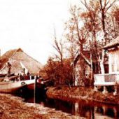 afkomstig van de SSRP - Het skûtsje ligt in het Sypke in Heeg. De plek is nu nog steeds een kanaaltje tussen het dorp en het bungalow park de 'Pharshoeke', 1905