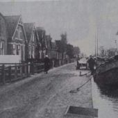 ingezonden door Corrie Mulder - De 'Drie Gebroeders' turf lossen aan de Zuiderdwarsvaart in Drachten, 1926