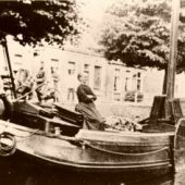 Tresoar, Fries Fotoarchief 103685 - Schipper Lieuwe Bearns Gulmans en zijn vrouw Sara Kamstra op hun schip 'De Jonge Foekje' in de vaart voor hun huis aan de Nieuwbuurt in Ternaard.