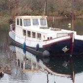 ingezonden door Jaap Zwaga - In de Jachthaven 'De Maas' bij het pittoreske rivierdorpje Alem ligt het skûtsje als woonschip, 2018