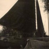 ingezonden door Anne Brouwer - Hier wordt het schip gefotografeerd bij De Wilgen in de jaren vijftig. Jou Schokker is bezig met de fok terwijl nichtje Grietje Postema bij de mast staat