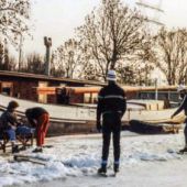 De familie Wesseling beleeft sneeuwpret met ‘De Lange Muier’ als achtergrond, 1985