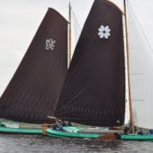 ingezonden door Oane Haakma - Met het nieuwe zeilteken, dat de vier eigenaren symboliseert, spart schipper Jitske Visser met het SKS-skûtsje van Ljouwert