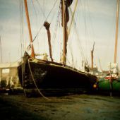 ingezonden door Pieter Dijkstra - De 'Vrouwe Jantiena' naast een Thames Barge bij Manningtree, noordelijk van Felixstowin GB,  1994