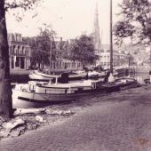Het schip van Van der Hoek aan de Oostergrachtswal te Leeuwarden