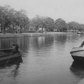 ingezonden door Hein E Boonstra - Het beurtschip van Douwe Valk aan de Emmakade Leeuwarden en wordt door een sintelbak van het provinciaal elektrisch bedrijf PEB voorbij gevaren, 1932