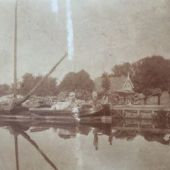 ingezonden door Folkert Praamstra - De foto is vermoedelijk gemaakt in 1911 of 1912 (opa poseert als schipper, het schip lijkt nog niet verlengd en heeft nog geen kokerlier) in de thuishaven, de zwaaikom aan het einde van de Pierswijk bij Marum.