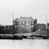 afkomstig van http://www.boekeniersgarnwerd.nl/ - Het Garnwerder beurtschip van Adriaan ter Wiel voor CafÃ© Hamming in Garnwerd