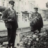 ingezonden door Gosse Jongstra - Johannes Jongstra en zijn oom, omke Simke Jongstra, in de stad om de bloemen aan de man/vrouw te brengen