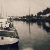 ingezonden door Tineke van der Meulen - Foppe en Hinke van der Meulen op het karakteristiek achterschip met wetterfetsje, 1942