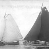 ingezonden door W. Schaper te Wolvega - Sneker Hardzeildag, 20 augustus 1913. Het linker schip met de witte zeilen is de 'Hoop op Welvaart' van Wabe Schaper. Het andere schip is de 'Twee Gebroeders' van Tjalling van der Veen