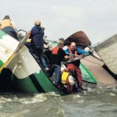 Dick Manshande van de Leeuwarder Courant - De 'Lonneke' gaat al snel zeer schuin door het water op de Fluessen, 2006