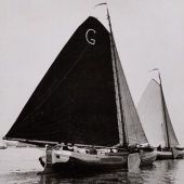 ingezonden door Frits J. Jansen, afkomstig uit het Fries Scheepvaartmuseum - Omgedoopt als 'Doarp Grou' en met schipper Ulbe Zwaga zeilend als wedstrijdschip, 1958