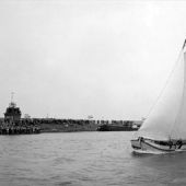 Het 'Lemster skûtsje' zeilt de haven uit, 1960