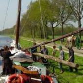 afkomstig van www.houtenskutsje.nl - Laden van eiken voor de Æbelina aangevoerd door een mallejan, 2006