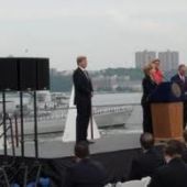 Bij de vlootschouw door o.a. Hilary Clinton en Maxima van HH400 in New York is nog net het zeiltteken van de 'Hoop en Vertrouwen' te zien, 2009