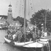 afkomstig van www.lemsteraakfotohielke.nl - Het 'Lemster Skûtsje', kampioen SKS in 1966, wordt feestelijk in Lemmer binnengehaald